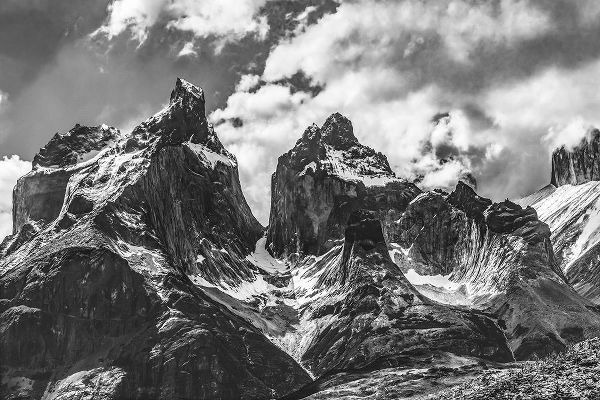 Perry, William 아티스트의 Black and white Paine Horns three granite peaks-Torres del Paine National Park-Patagonia-Chile작품입니다.